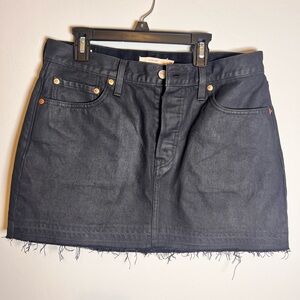 Levi’s  Black coated Icon mini Skirt with Frayed Hem snd button fly size 28